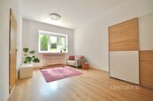 Prostorný světlý byt 1+1 (33m2) v centru města s příjemnou zahradou, cena 10400 CZK / objekt / měsíc, nabízí Century 21 Humanity