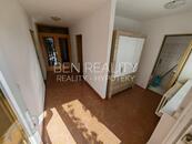 Pronájem 2 byty v rodinném domě Zlín Nivy - 2 bytové jednotky (5+1 a 1+1) + 3 garáž + dílna + sklad, cena 40000 CZK / objekt / měsíc, nabízí BEN realitní kancelář s.r.o.