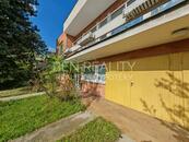 Pronájem 2 byty v rodinném domě Zlín Nivy - 2 bytové jednotky (5+1 a 1+1) + 3 garáž + dílna + sklad, cena 40000 CZK / objekt / měsíc, nabízí BEN realitní kancelář s.r.o.